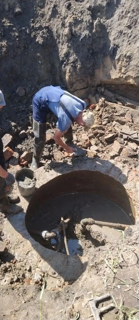 🚜🛠👷 В связи с разрушением колодца по ул. Коммунистическая, 43, дежурная бригада водосети под руко