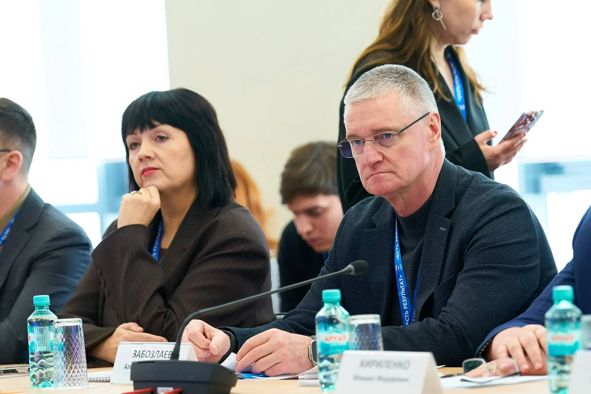 Вместе с делегацией Югры принял участие в пленарном заседании первого окружного отчетно‑программного