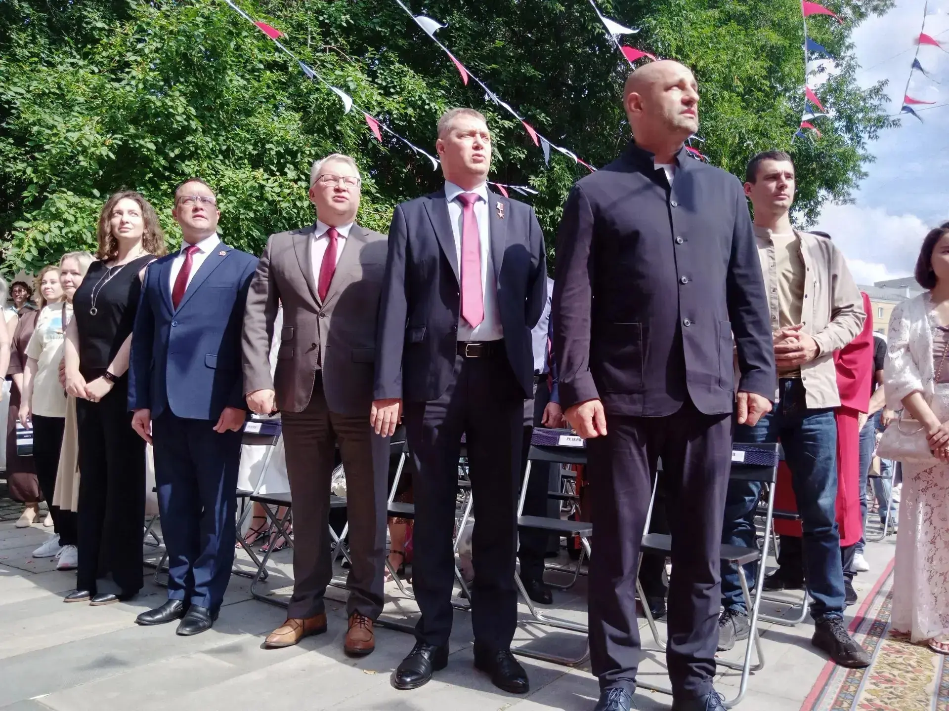 Кульминация сегодняшнего праздника  - вручение дипломов магистрам и бакалаврам факульте...