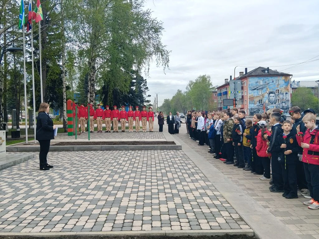 🇷🇺Этих дней не смолкнет  слава.. 🇷🇺 8 мая учащиеся школы приняли участие в церемонии возложения живы