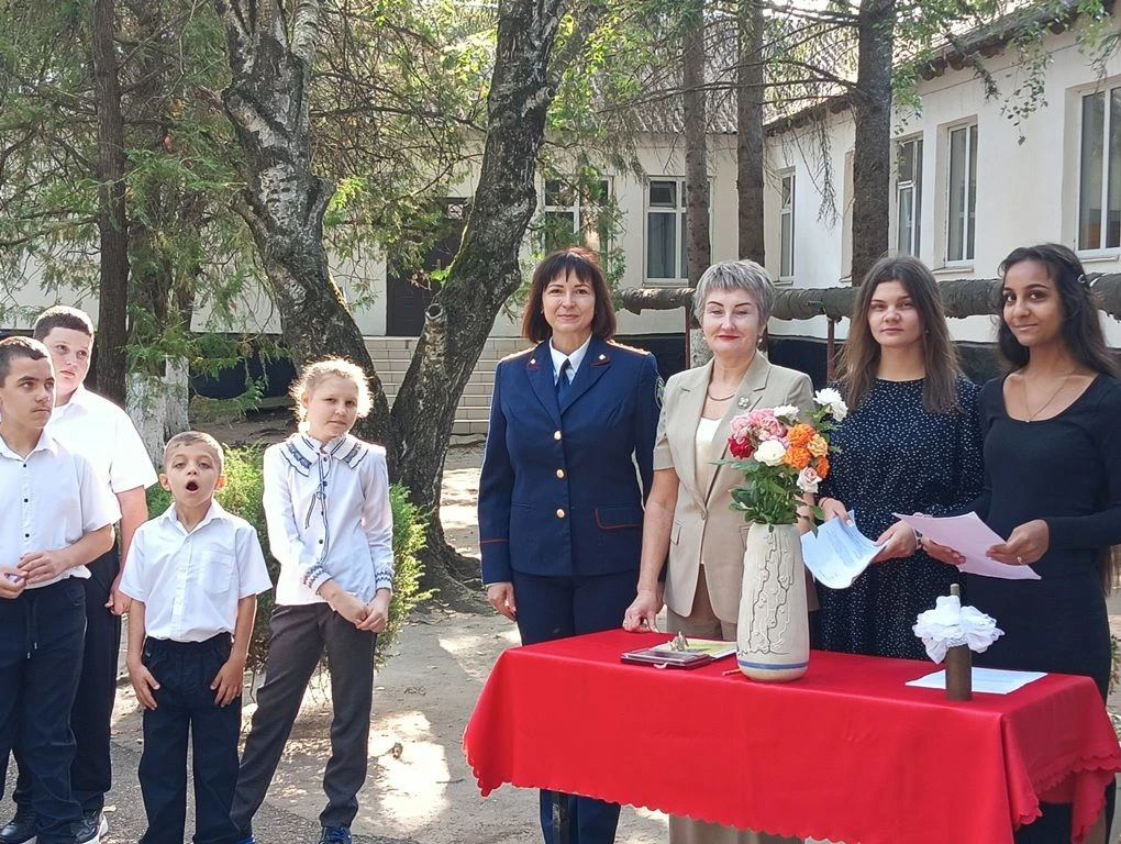 В Новоселицком округе сотрудник СКР поздравила учащихся с новым учебным годом