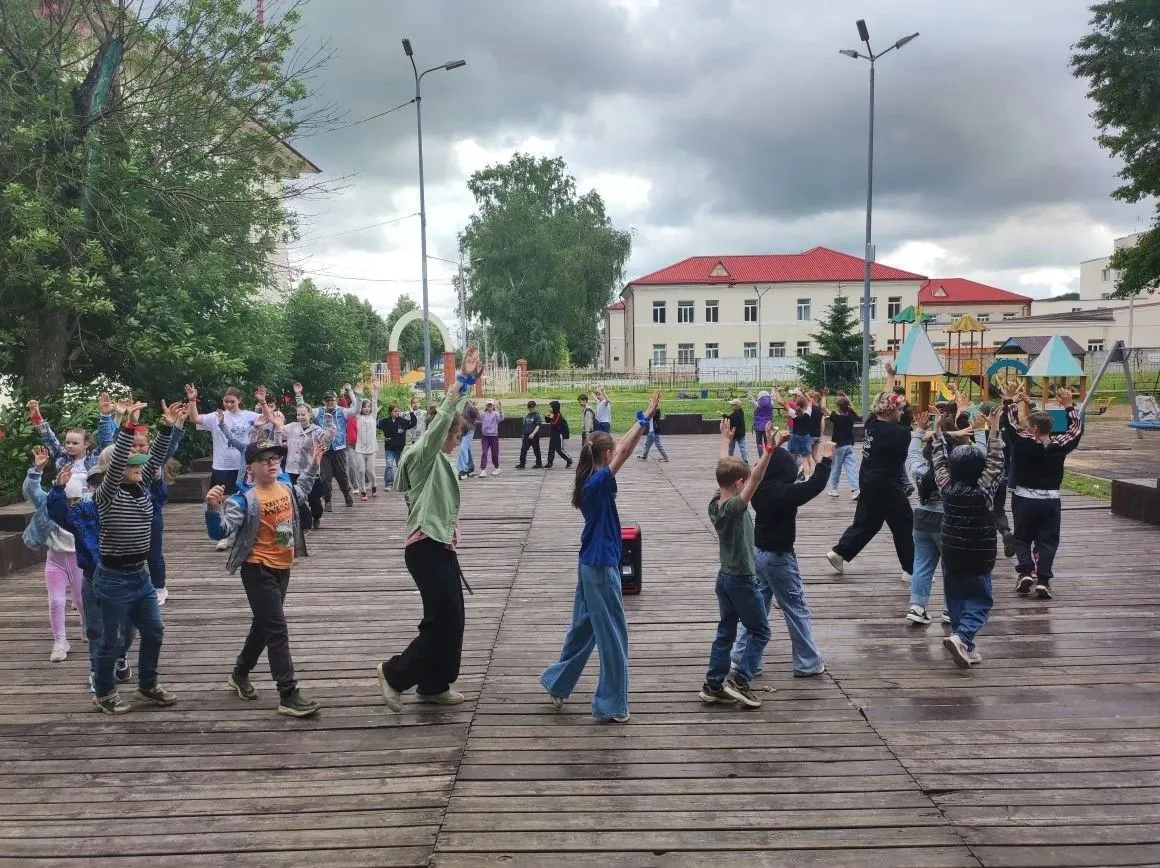 "Энергия каждый день"! 
В сквере Гипсовый прошло яркое и активное событие — спортивная зарядка для р
