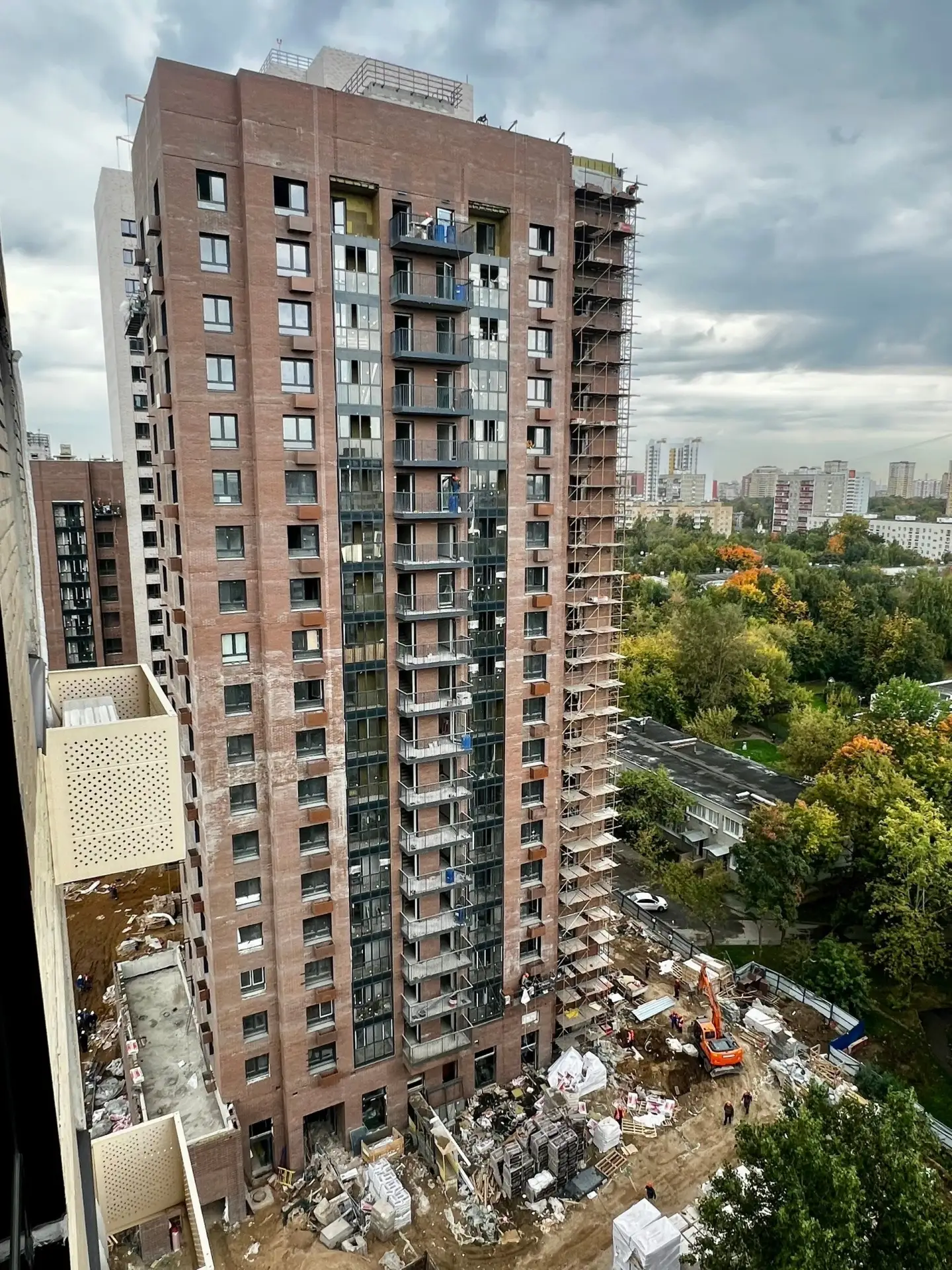 На 15-й Парковой, 42 завершают отделку фасада новостройки по реновации