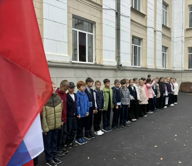 Традиционно понедельник в нашей Гимназии №2 начался с торжественного поднятия флага и и...