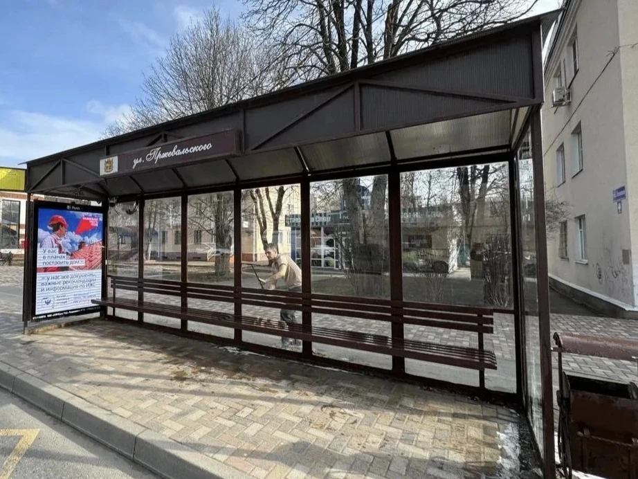 Продолжаем приводить в порядок город после зимы. Коммунальщики моют остановочные павильоны, прочищаю