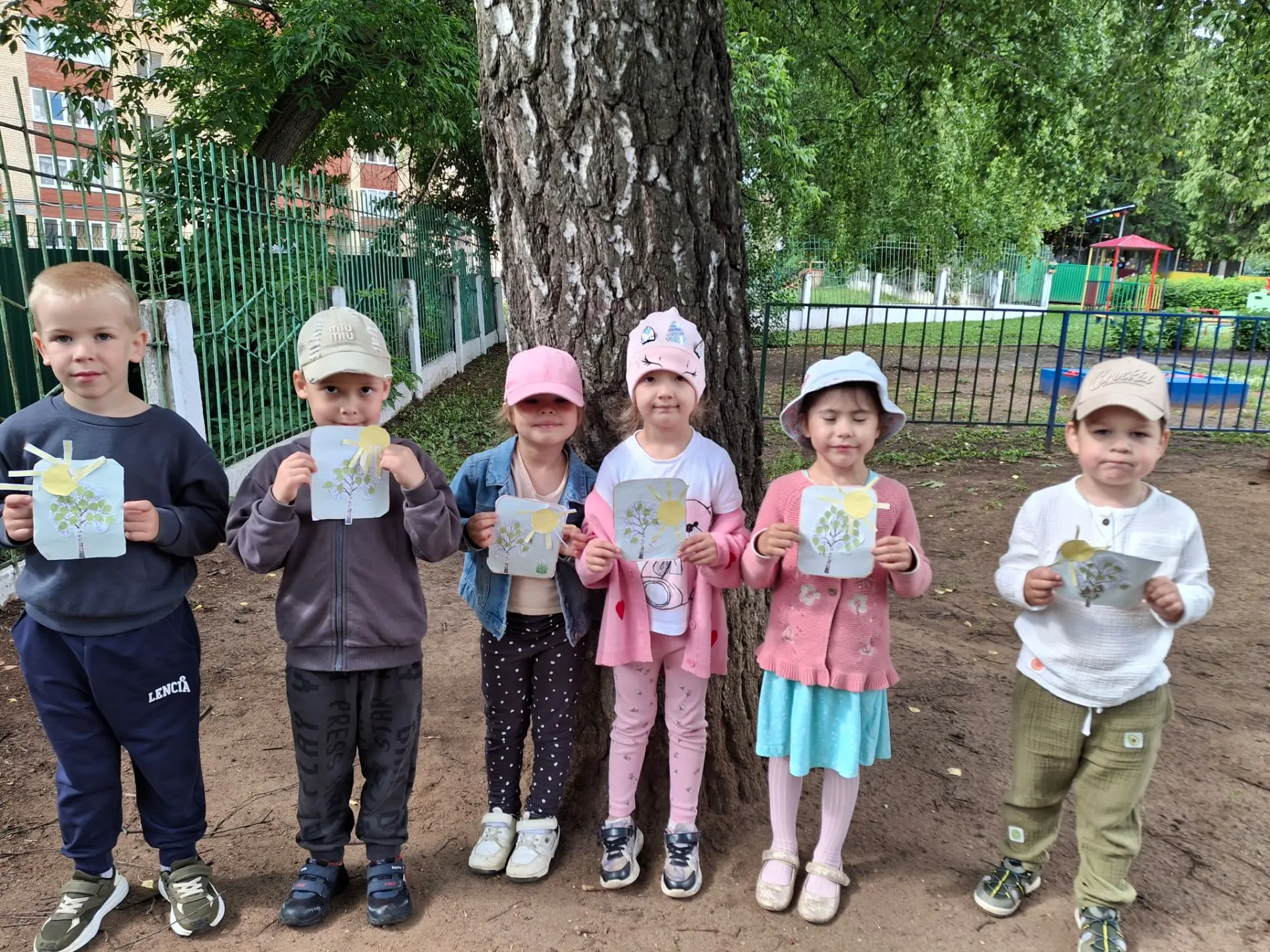 🌳 Сегодня в нашей средней группе прошло замечательное занятие на тему "Мы вокруг берёзки станем в х