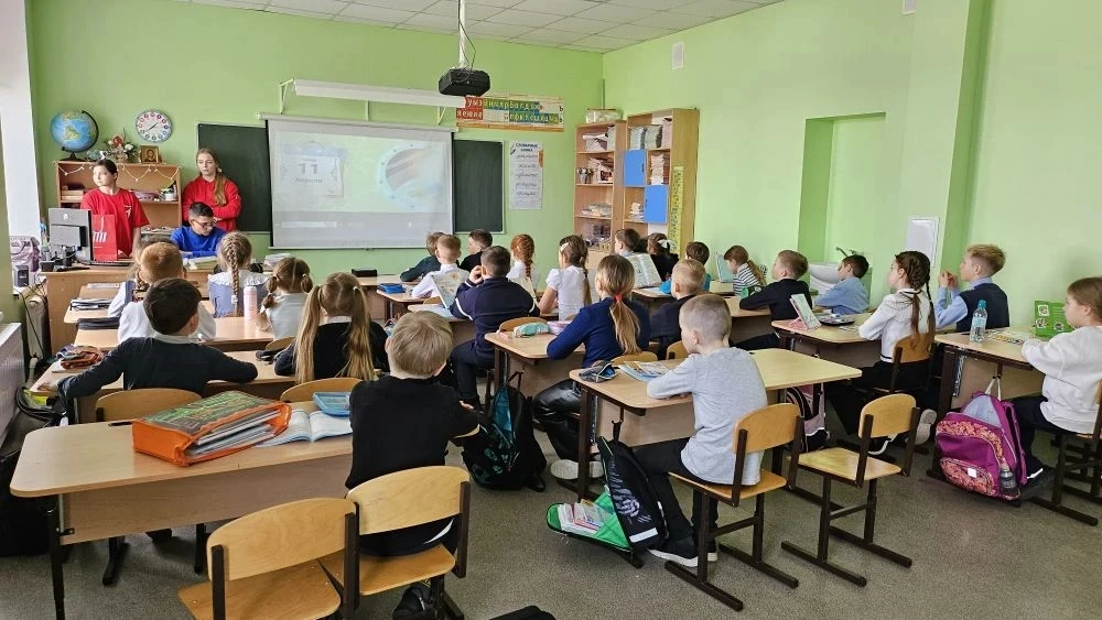 📢 В 2 «А» классе прошёл тематический классный час!  В преддверии Дня космонавтики, который отмечаетс