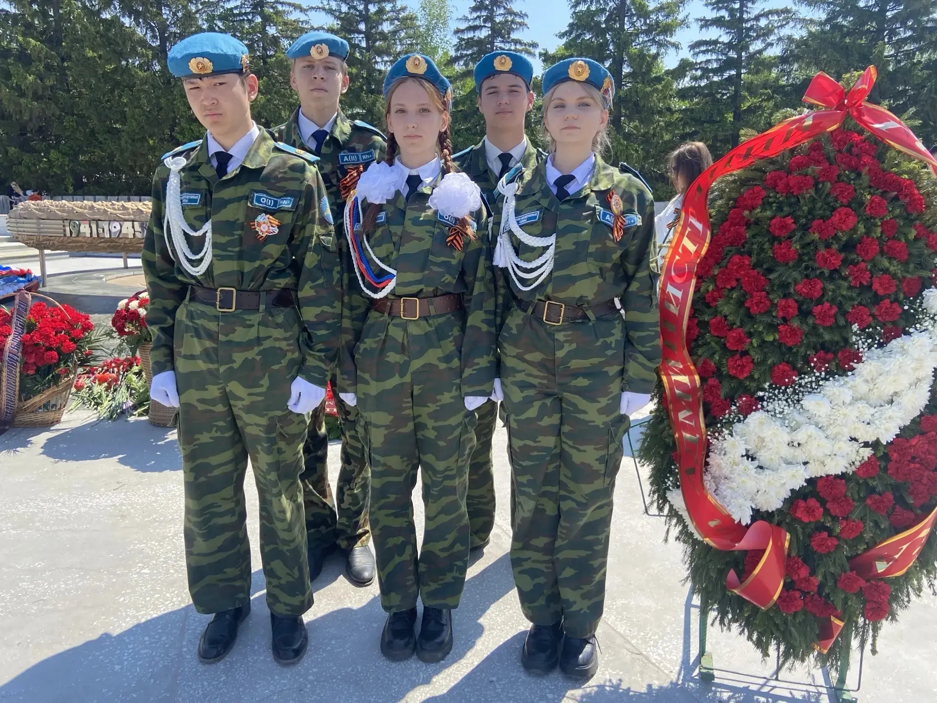Сегодня 9мая в День Великой Победы обучающиеся кадетского класса имени ветерана Великой Отечественно