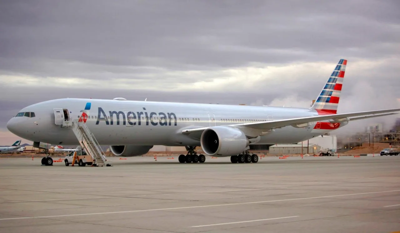 🇺🇸 American Airlines отказывается от практики принудительной высадки пассажиров при о...