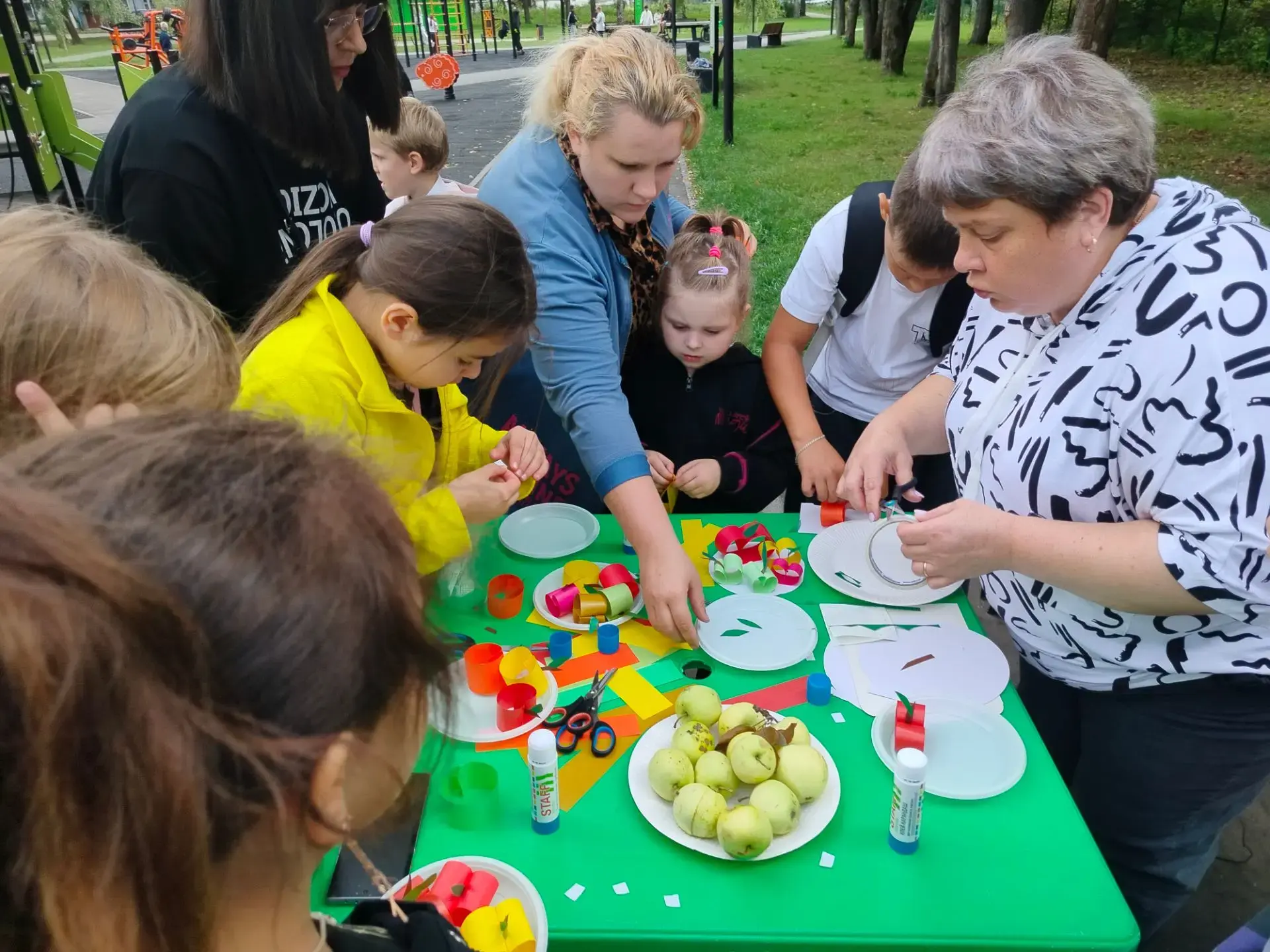 🍏 В сквере «Школьный» прошел мастер-класс для детей «Яблочный спас - лето уходит от на...