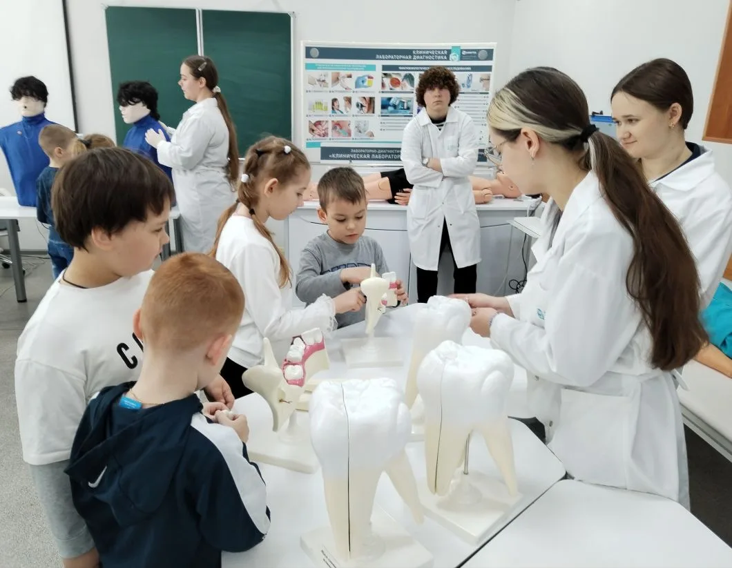 Экскурсия для дошкольников в медицинском классе🩺🩺🩺🩺🩺🩺  7️⃣апреля 2026 года обучающиеся 11 «М» класса