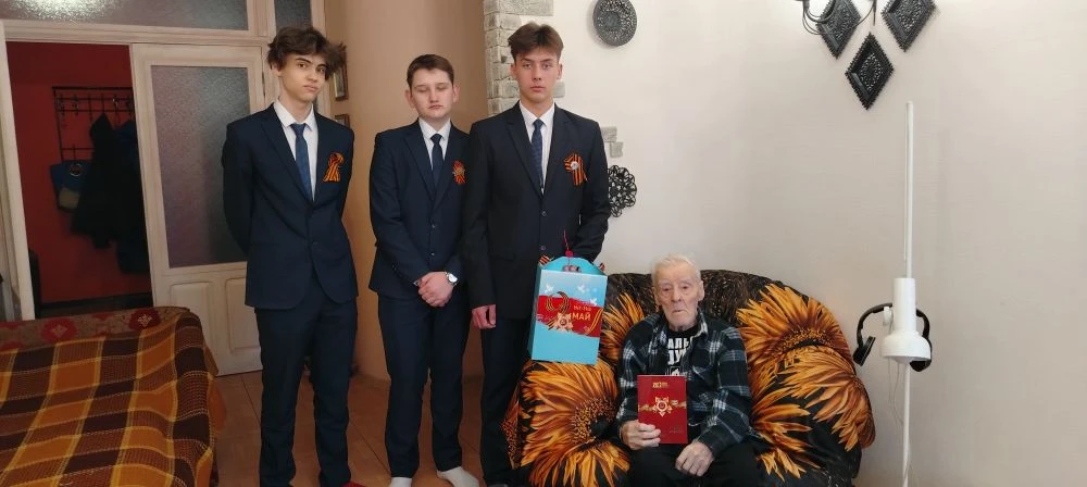 В преддверии великого праздника — Дня Победы учащиеся 9 А и 10 А классов МБОУ "СОШ №45 с УИОП" вмест