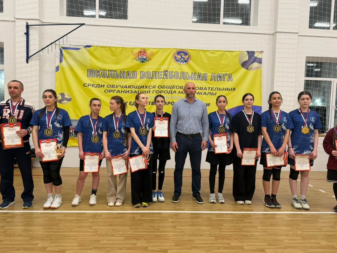 В Махачкале определили сильнейшие школьные команды! 🏐🏆  В столице Дагестана на базе столичных школ №