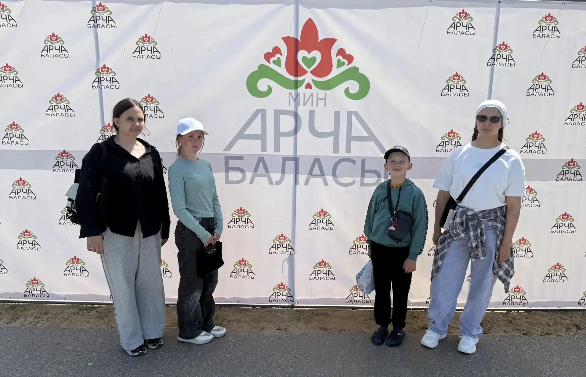 Сегодня  художники нашей школы приняли участие в районном конкурсе рисунков на асфальте...
