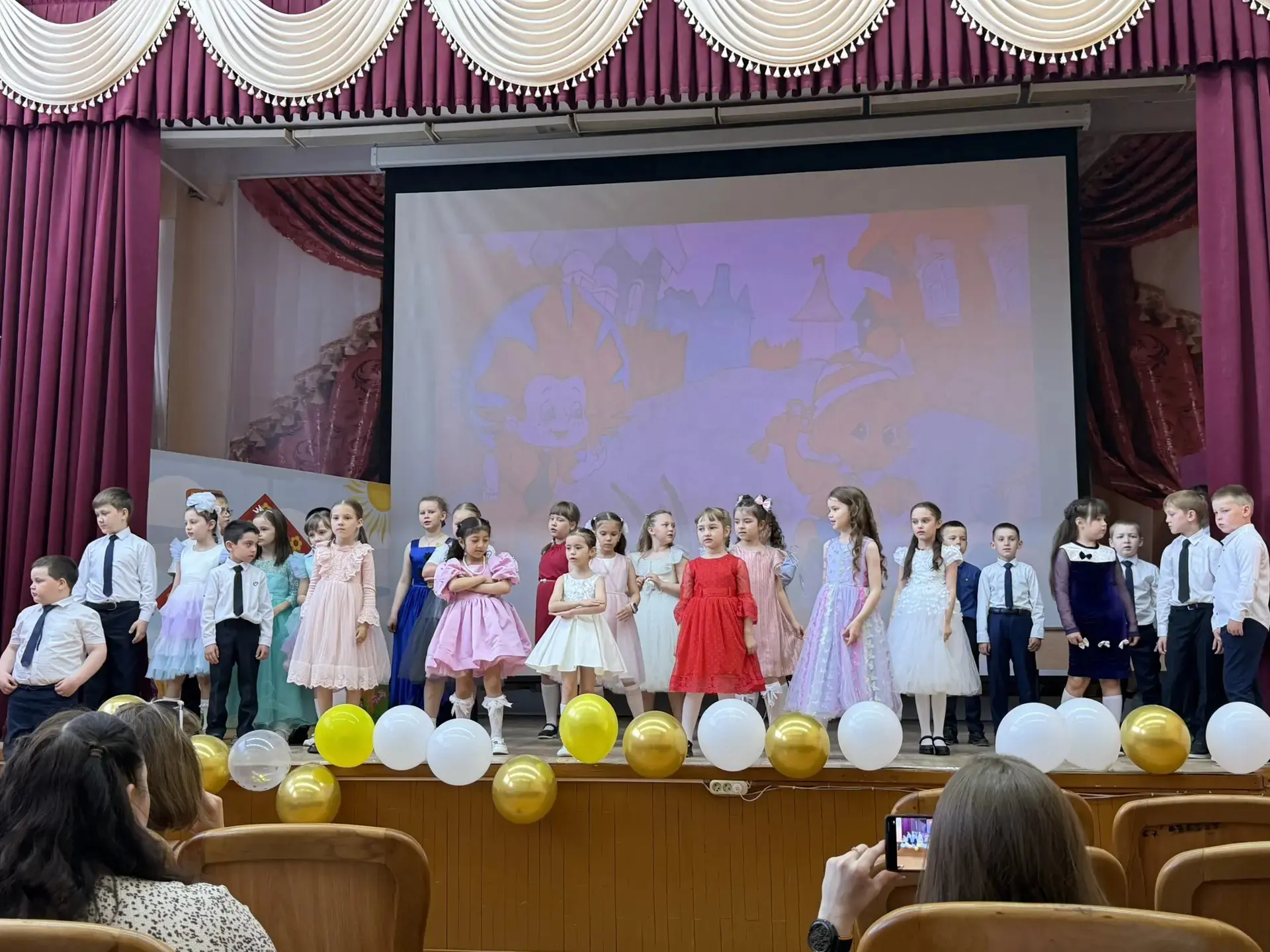 Сегодня в 1 «В» классе состоялся трогательный праздник «Прощай, 1 класс!», на котором ребята с радос