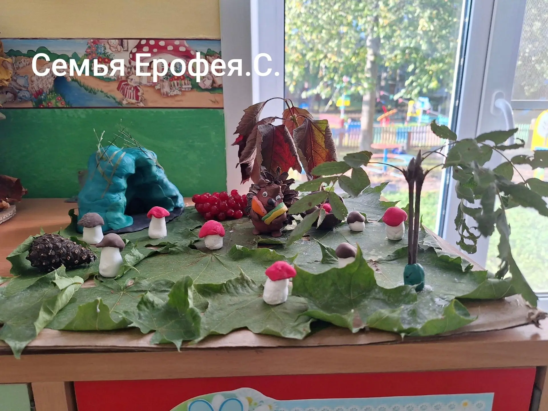 В нашем детском саду прошла замечательная выставка осенних поделок. Ребята вместе с род...