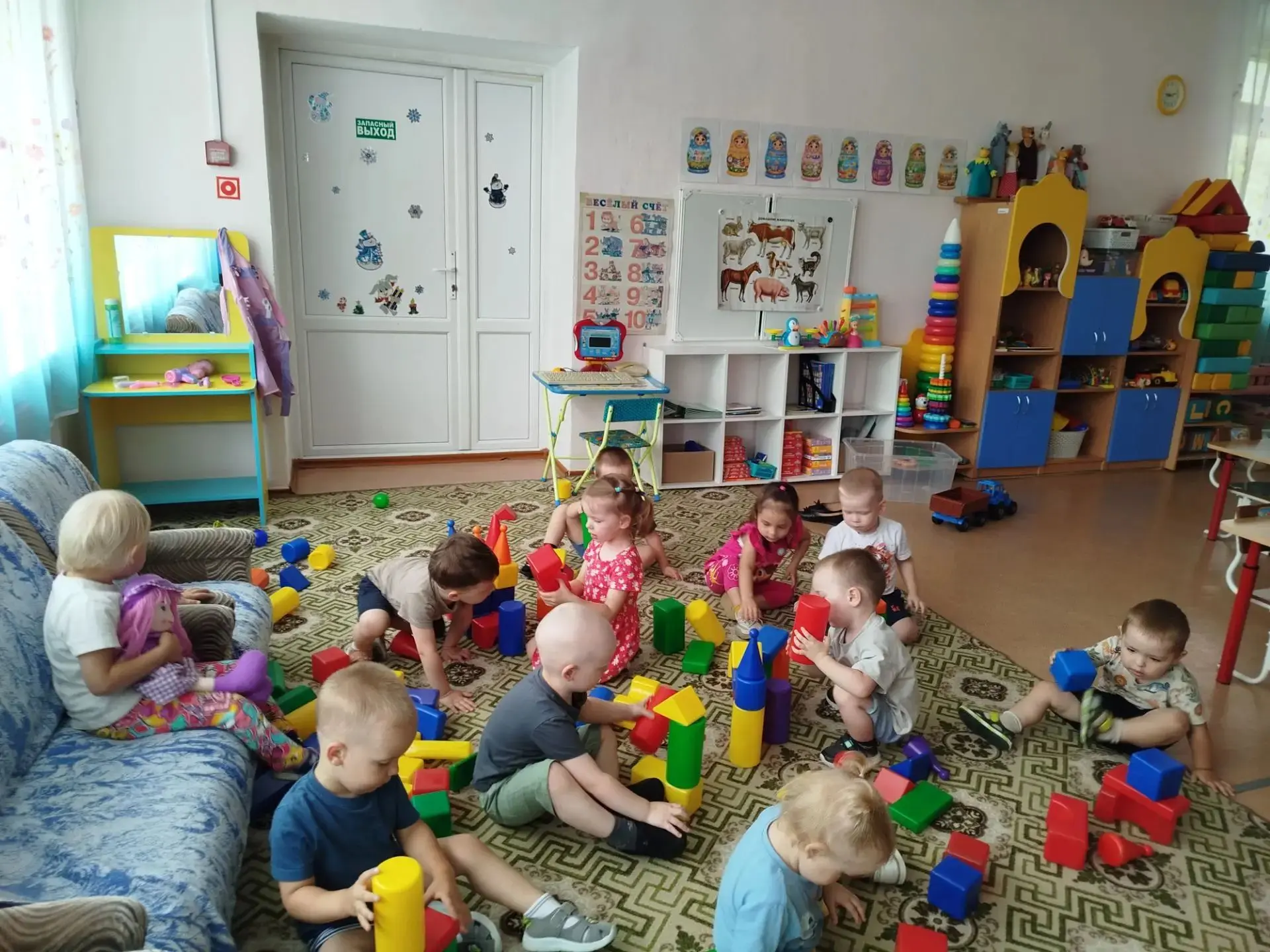 Сегодня в нашем детском саду прошёл интересный, творческий и познавательный «День мастерилок». Групп