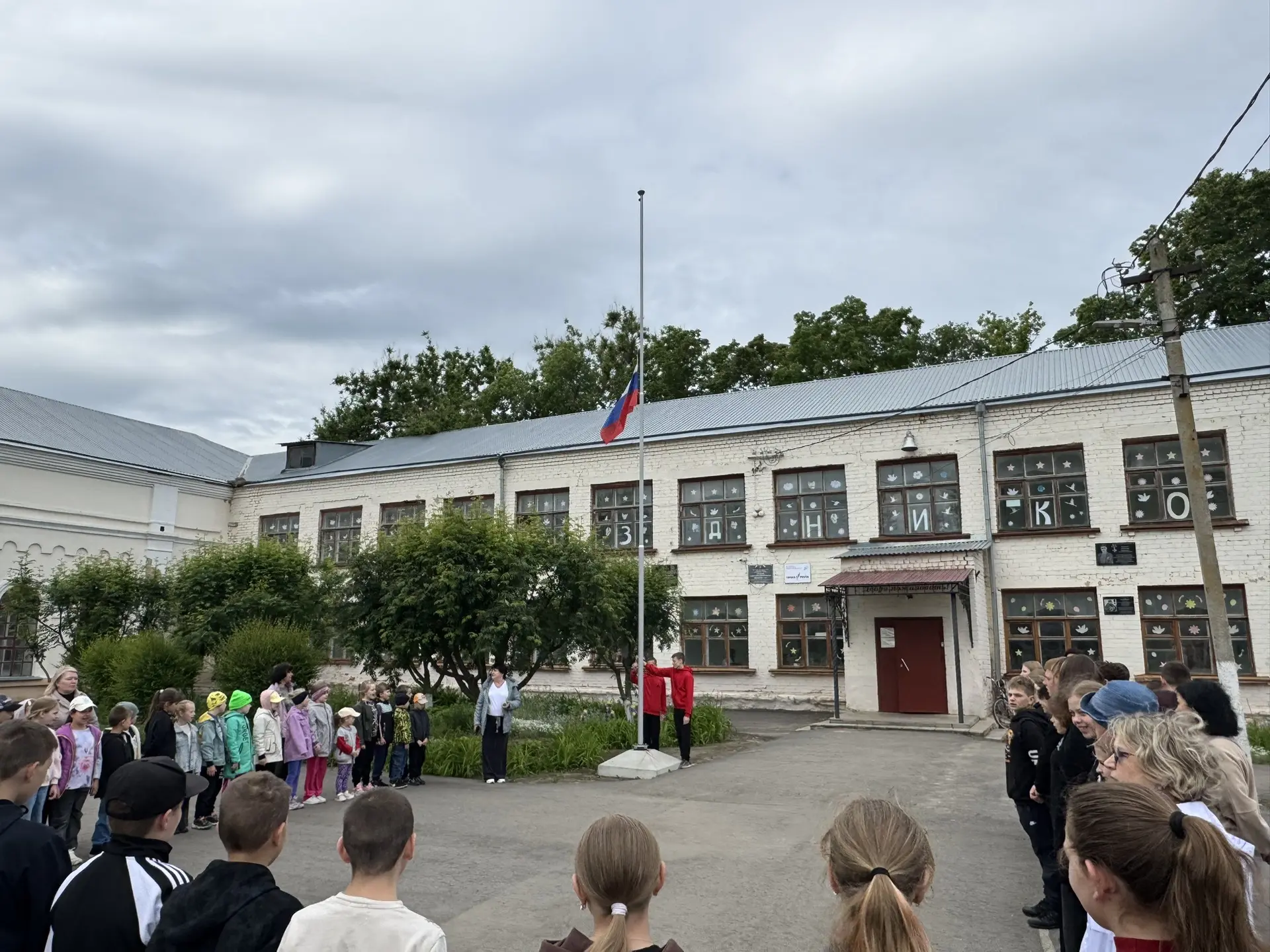 ✨ «Страна детства» открыла свои двери! ✨
Сегодня, 1 июня, в День защиты детей, в нашей школе начал р