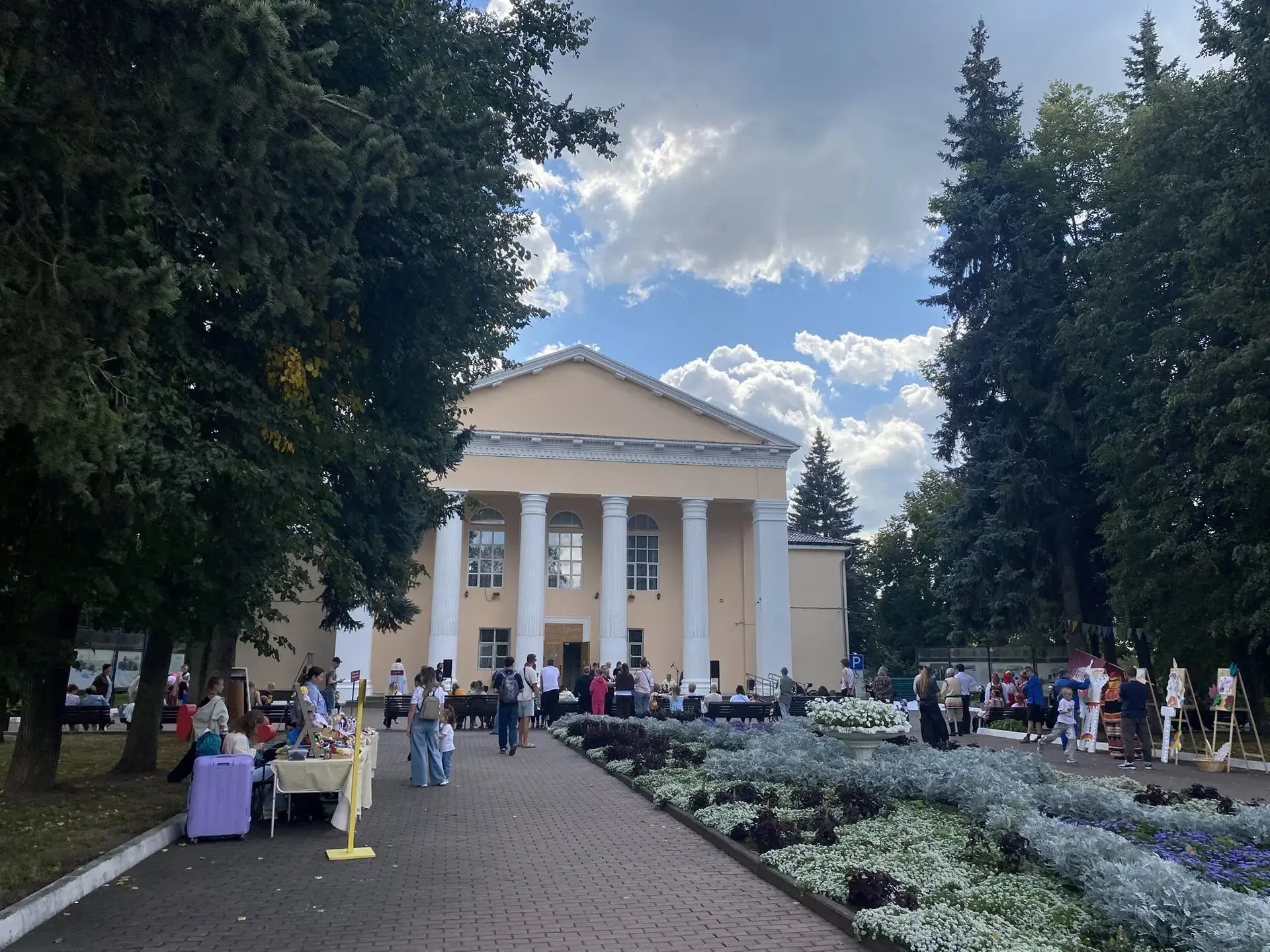 Большим театрализованным концертом отметили День открытых дверей в ОДЦ «Октябрь»