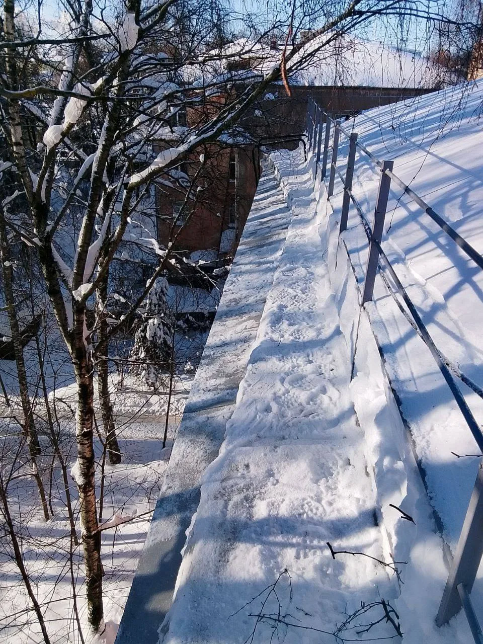 Ежедневно проводятся работы по очистке кровель от снега, наледи и сосулек. ❄  Просим вас с понимание