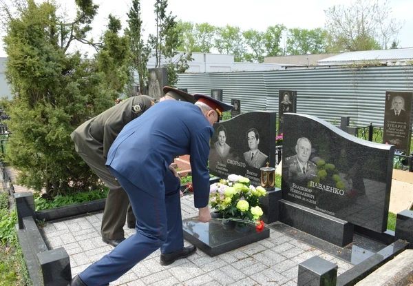 Руководство и ветераны академии в честь 81-й годовщины Великой Победы возложили цветы к Вечному огню