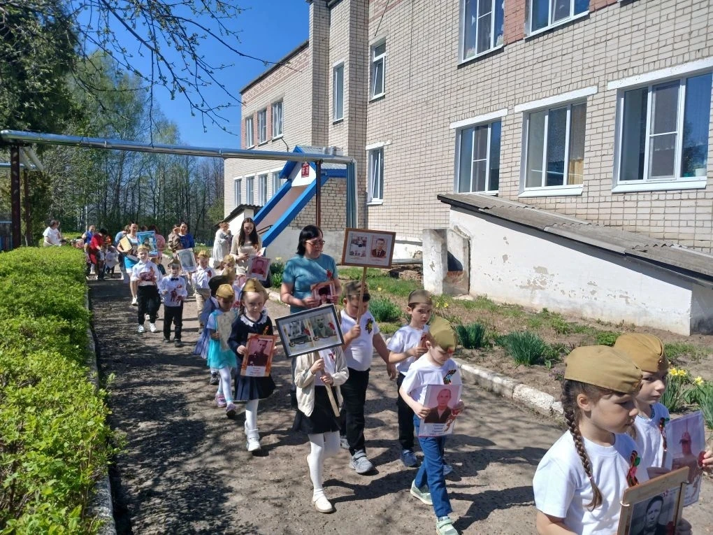 Сегодня в нашем детском саду прошла патриотическая акция "Бессмертный полк". 🕊️🎖️
Родители воспита