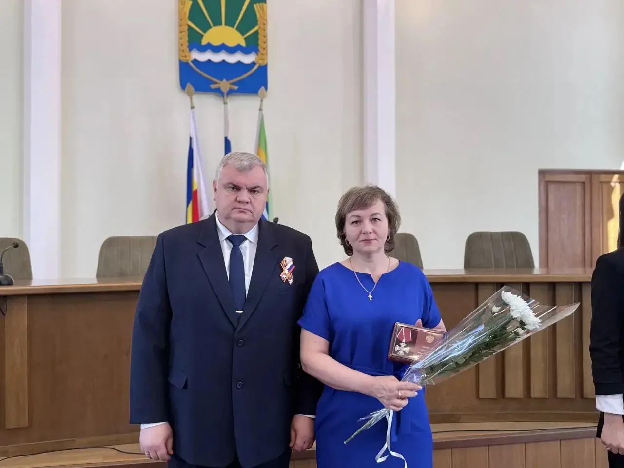 Глава Азовского района Сергей Комаров вручил ордена и медали семьям погибших героев СВО  В администр