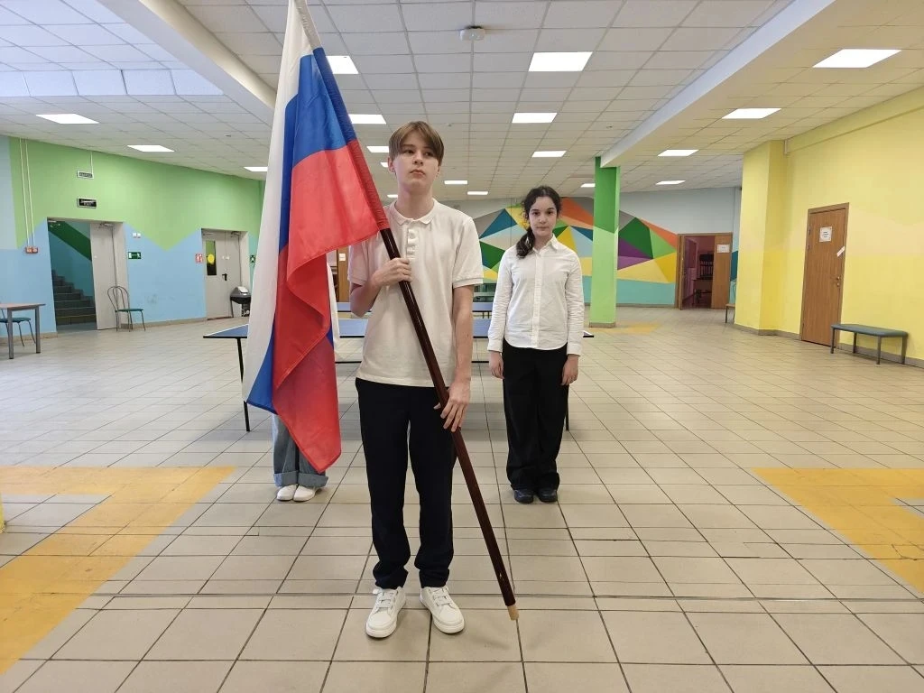 Поднятие флага  🇷🇺 В школе прошло торжественное поднятие государственного флага Российской Федерации