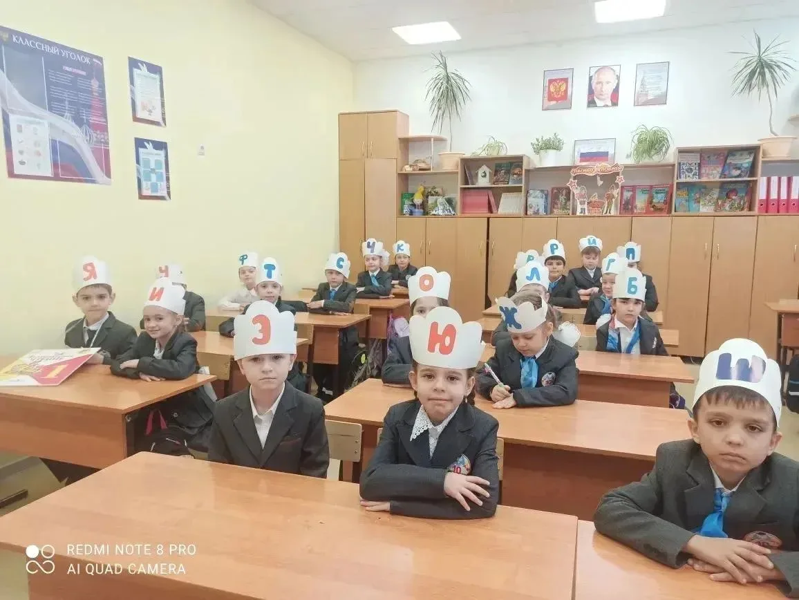 Сегодня у первоклассников был  необычный день! Они закончили первую школьную книгу - "Азбуку". За эт