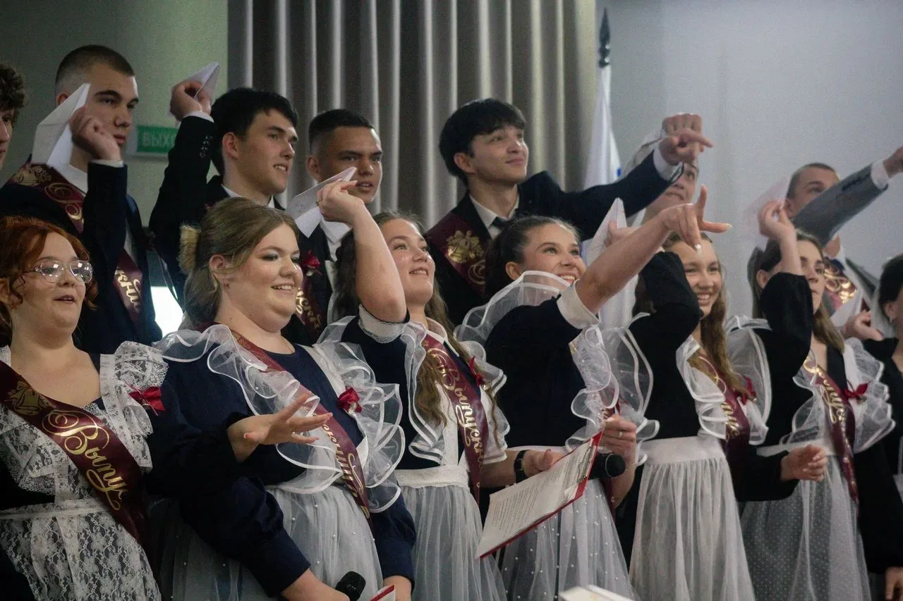 🔔 Последний звонок уже прозвенел. На старт, во взрослую жизнь, под аплодисменты всей школы! 👏  Трога