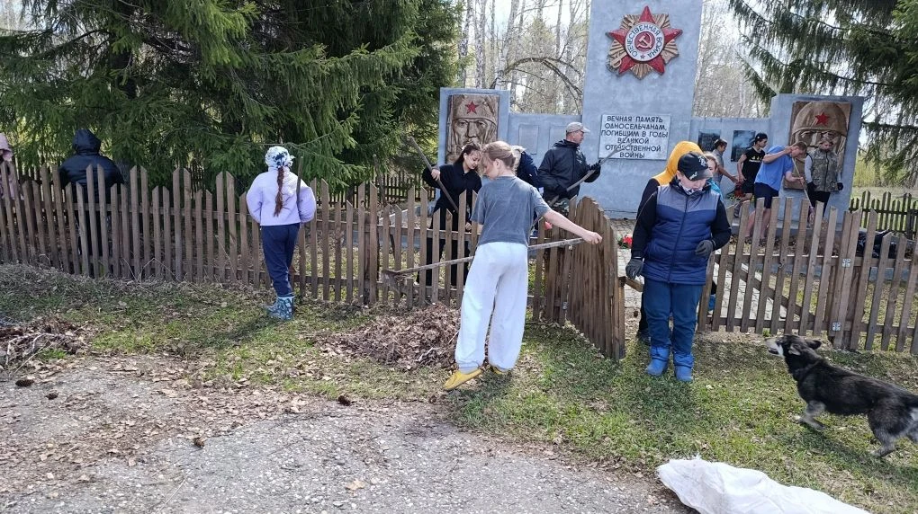 Субботник памяти: готовимся ко Дню Победы! 🇷🇺🕊 
4 мая учащиеся вместе с учителями Южинской школы 