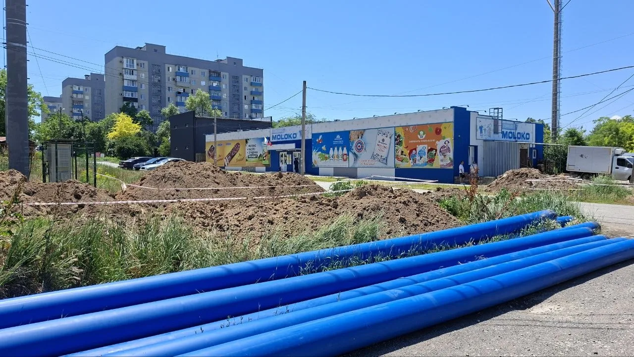 На восточном по улице Киевской продолжается масштабные замена коммуникаций, так же тут нашёл магазин