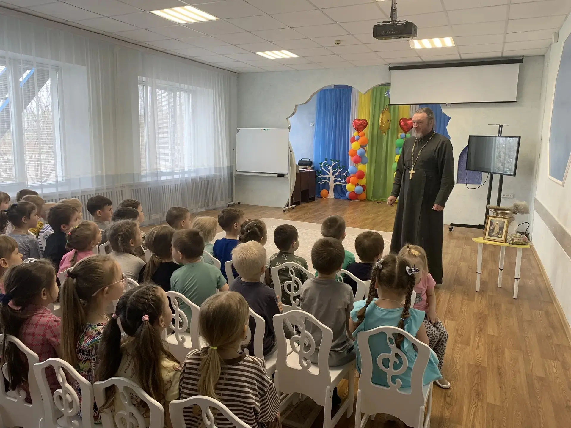 Сегодня детский сад посетил настоятель храма с. Б. Самовец отец Виталий! Он поздравил в...