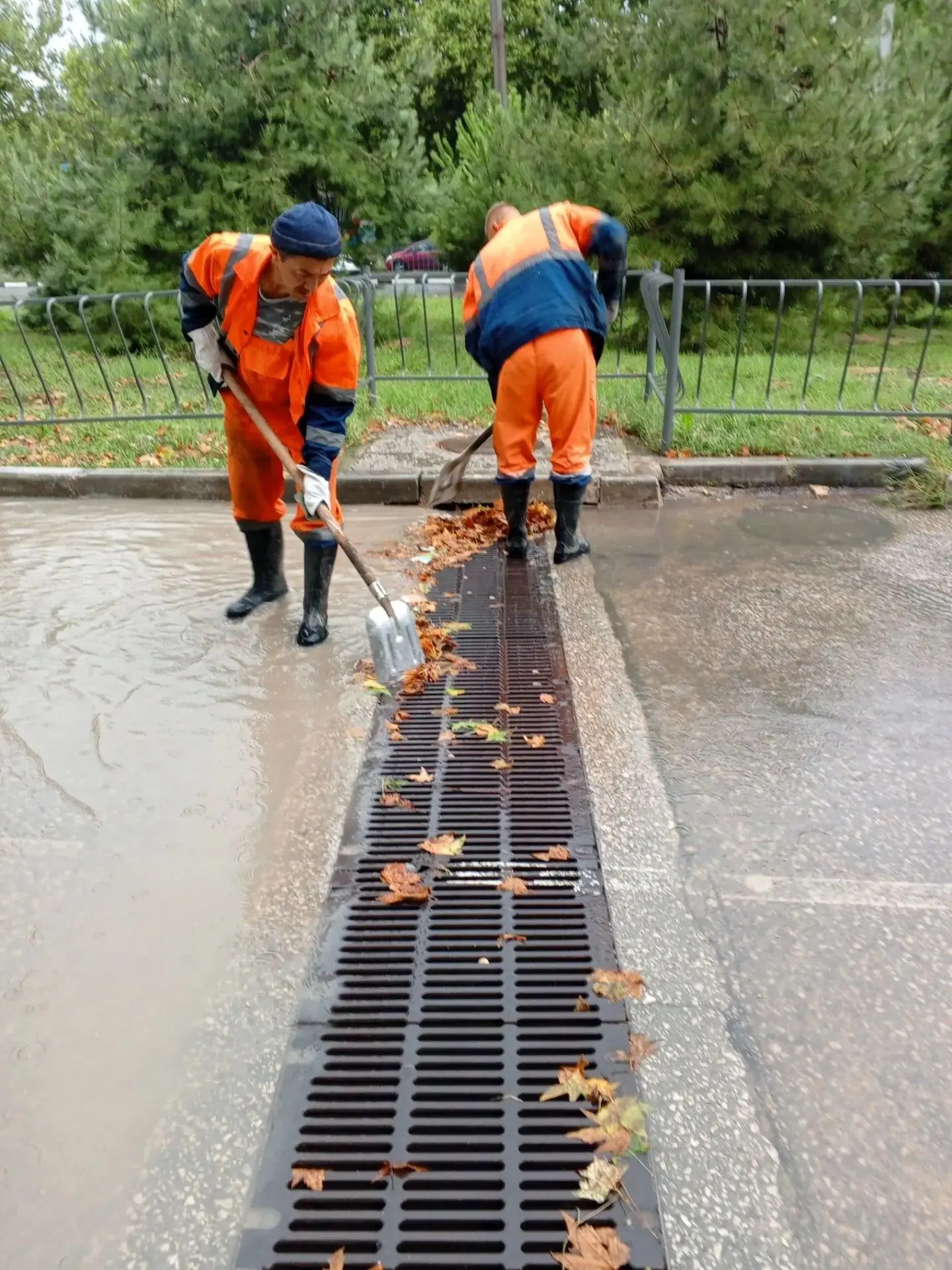 🛠Рабочие моменты 
⁣
Бригада Александра Головко удалила наносы листьев и веток с ливневых решеток на