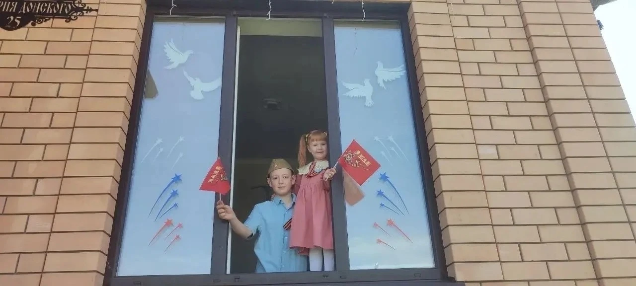 Присоединяемся к Всероссийской акции #ОкнаПобеды! 🇷🇺  В преддверии 9 Мая наша школа украсила окна си
