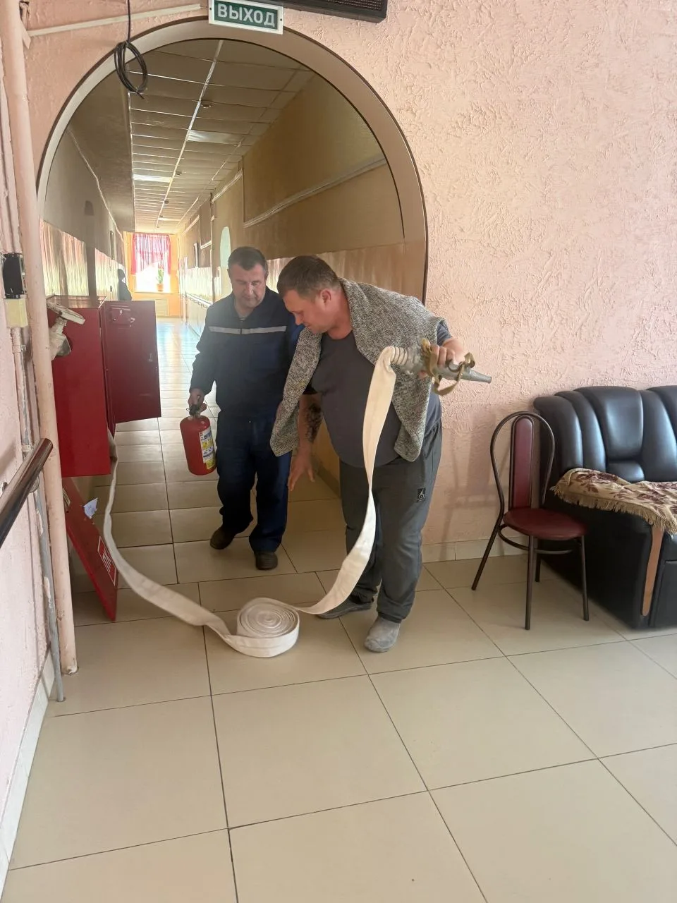 Сотрудники учреждения провели плановую ежеквартальную проверку средств пожаротушения.