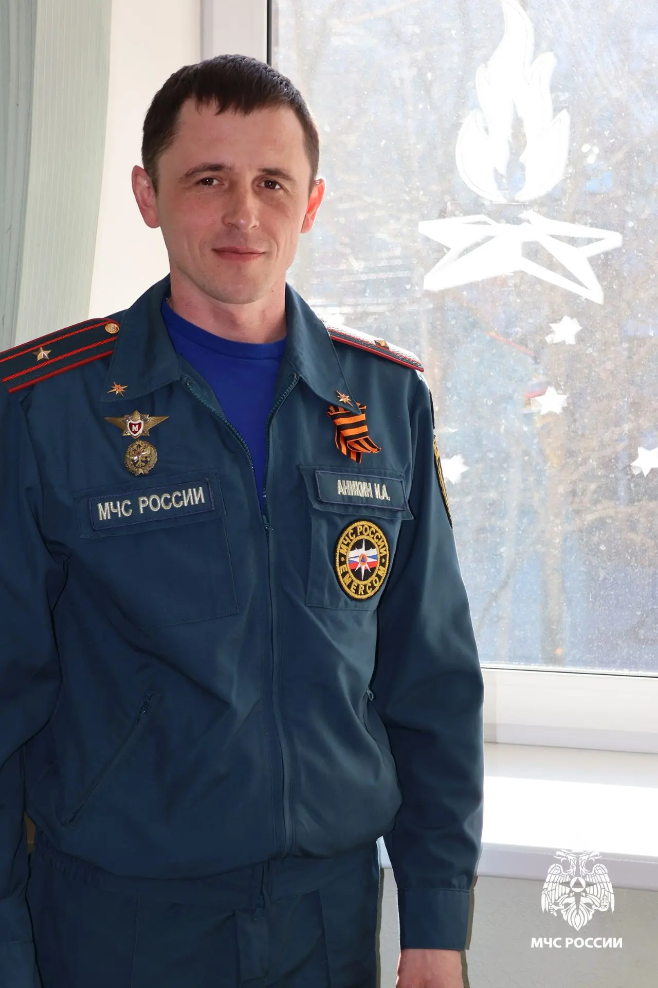 Томские спасатели украсили окна в знак памяти о Великой Победе   Сотрудники Главного управления МЧС 