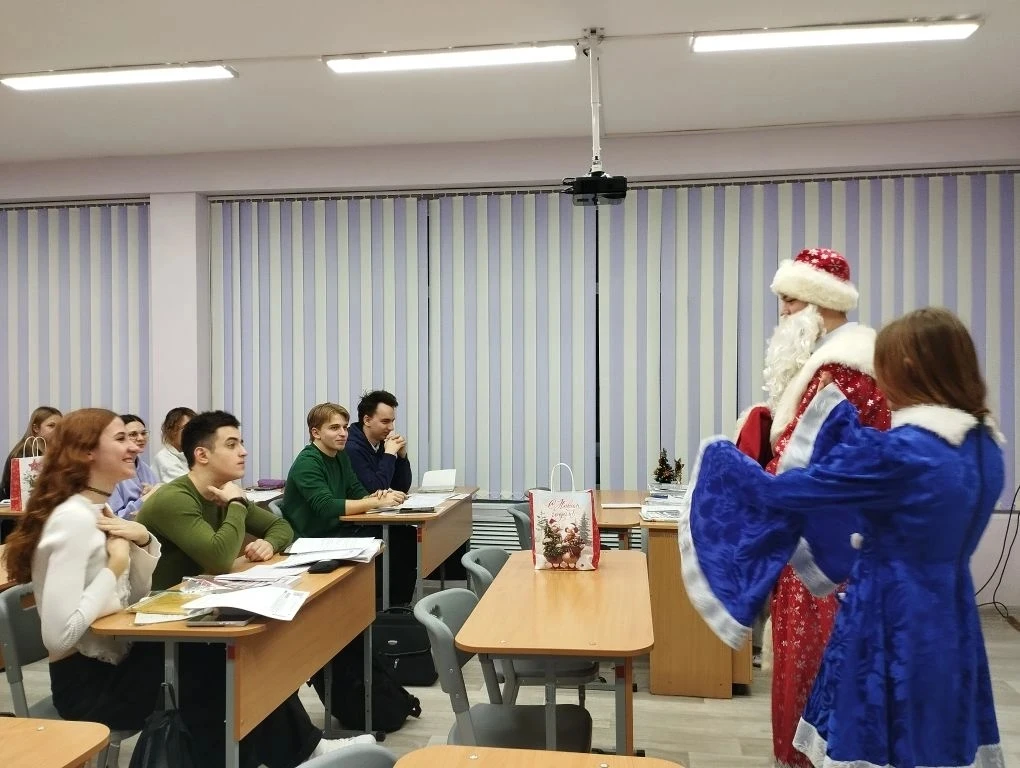 💥 Сегодня на первый урок "Разговоров о важном" к нам в школу заглянули Дед Мороз и Снегурочка🎅  Они 