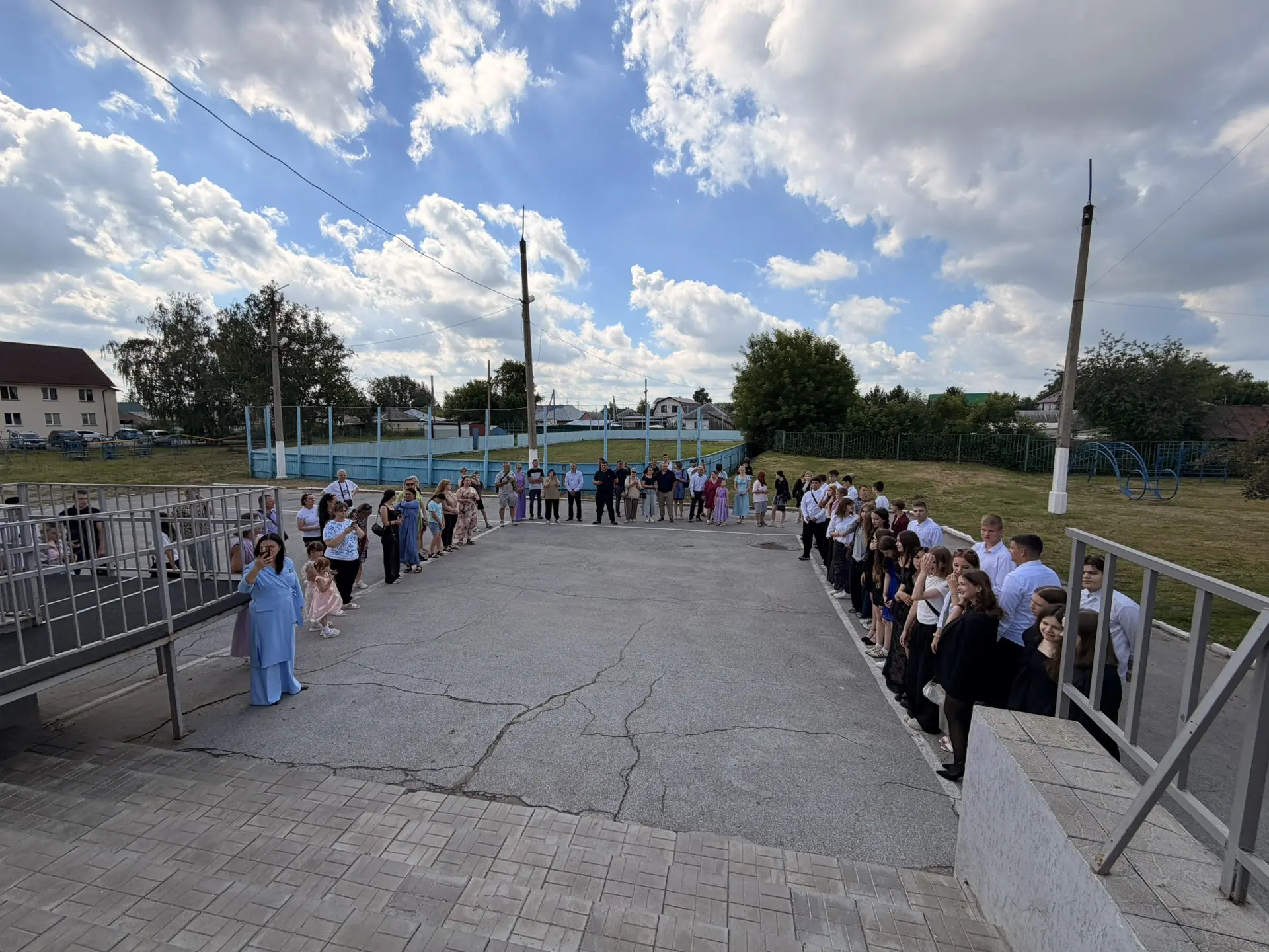 🎉 Торжественный день: вручение аттестатов! 🎉

Сегодня в нашей школе царила особая атмосфера — тёпл