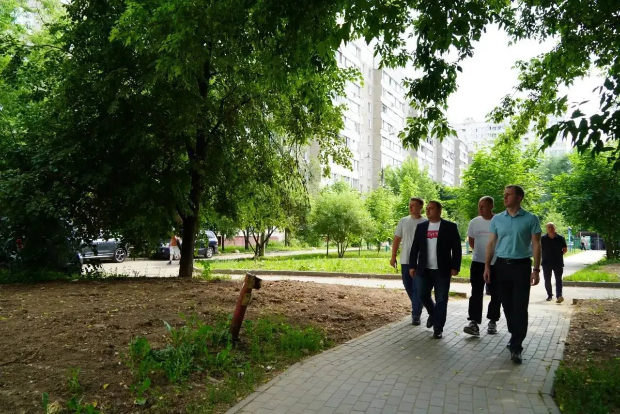 Благоустройство на улице Курской в Подольске подходит к завершению

На участке вблизи дома 4 заверша