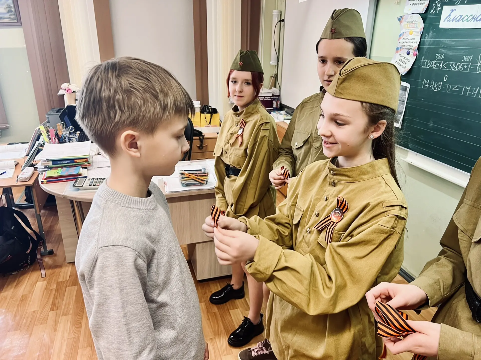Акция «Георгиевская ленточка»  Сегодня в нашей школе стартовала традиционная патриотическая акция «Г