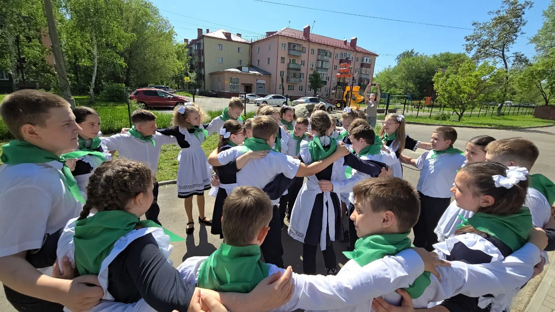Во дворе школы № 43 прошёл яркий праздник «Орлята. Тимуровцы. Первые»  Торжество началось с посвящен