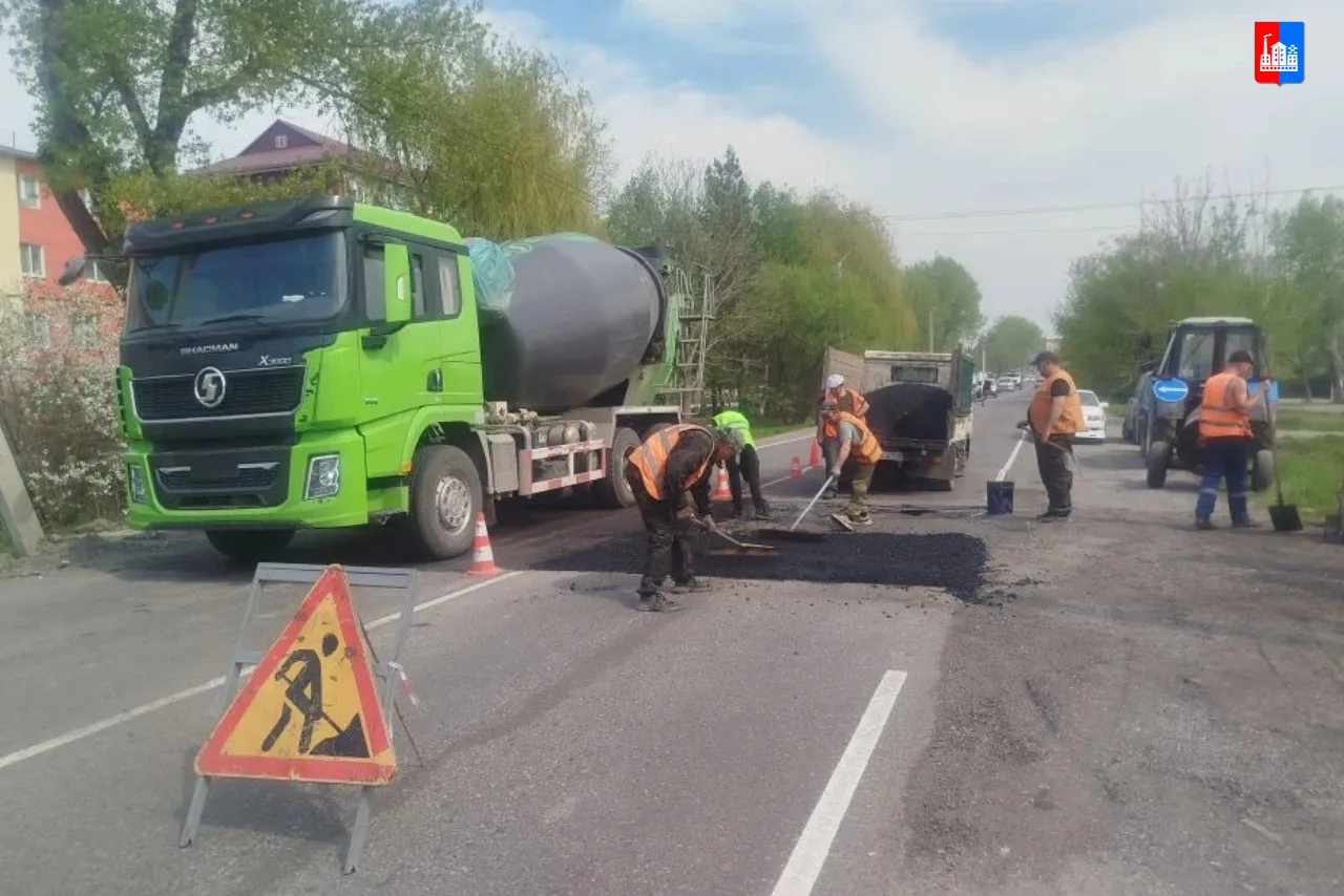 #работы_в_округе  Продолжаются работы на дорогах округа.   ✔️Бригады специалистов оперативно устраня