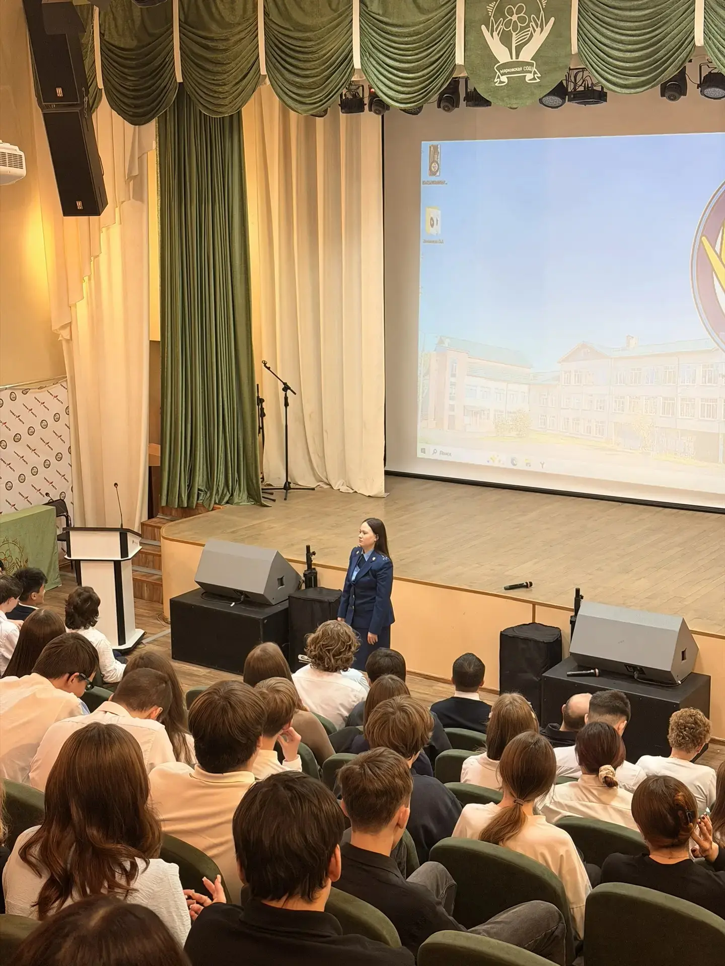 Для учащихся 9–11 классов была проведена профилактическая лекция на тему «Правовой десант».  Перед р