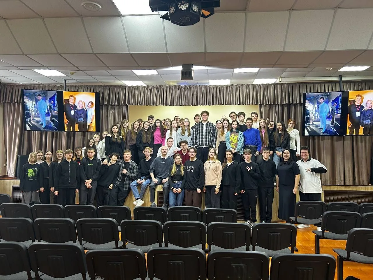 🎤 ✨ Квартирник, посвященный Дню артиста в МБОУ «Еткульская СОШ»✨    🎉 20 января в нашей школе состоя