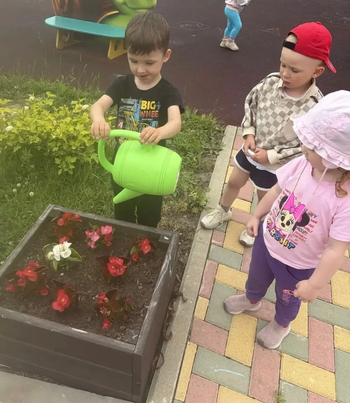 Маленькие садовники  группы «Колобок»! 🌻💦
Мальчишки и девчонки дружно вышли на прогулку с важной м