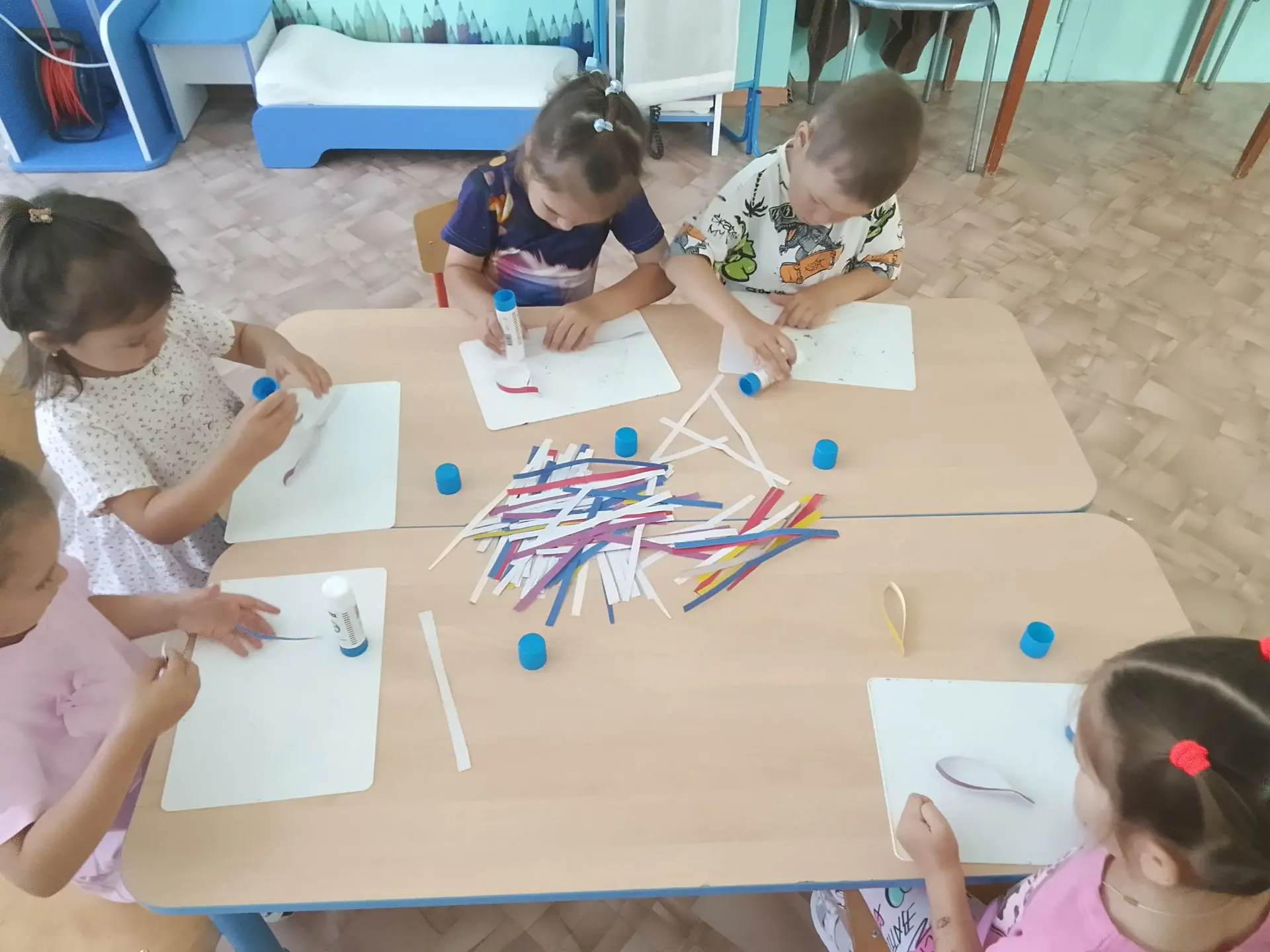 В рамках недели "До свидания, лето!" в средней группе прошла коллективная аппликация Ук...