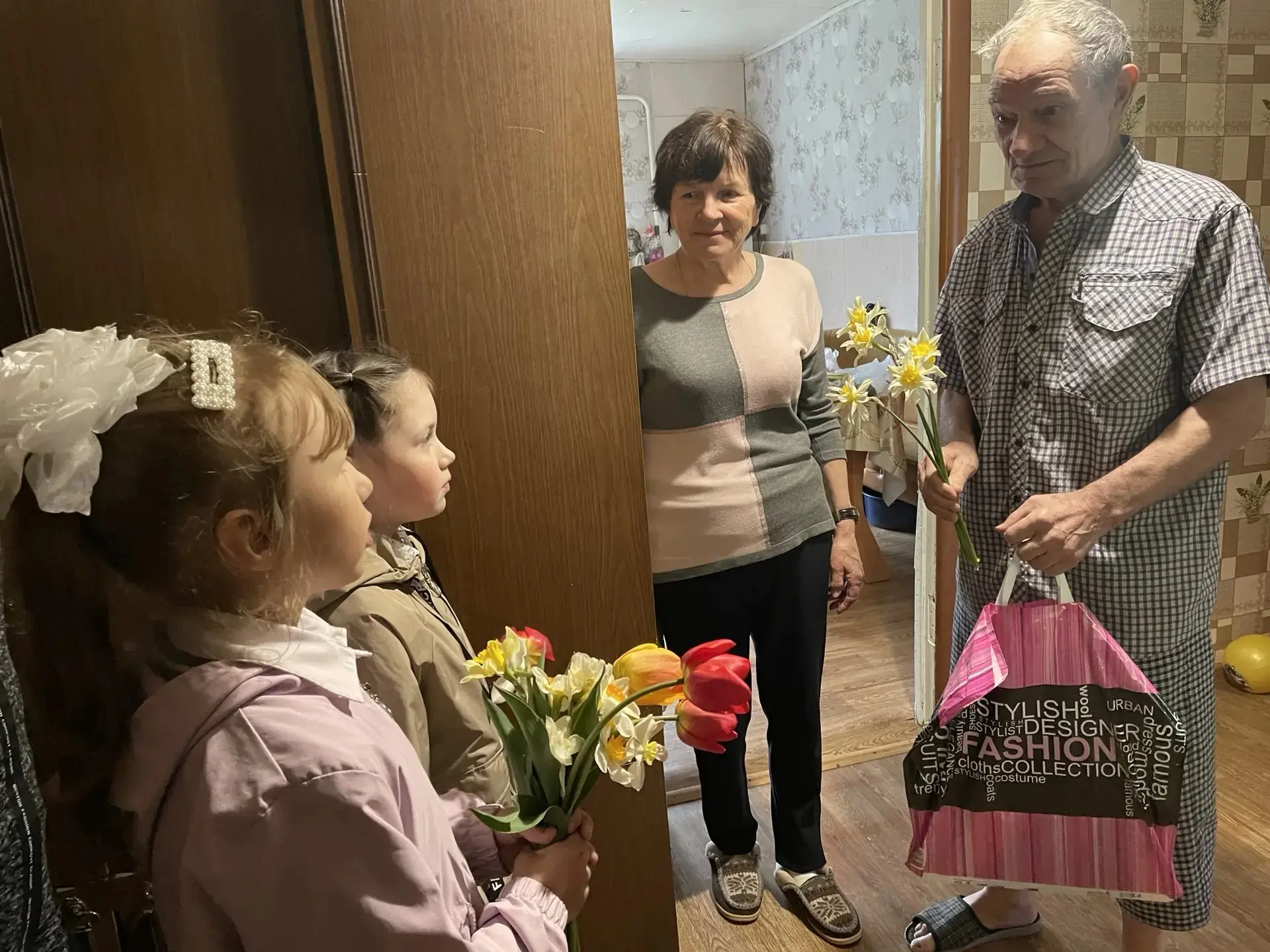 В преддверии Дня Победы педагоги и ученики школы навестили детей войны, проживающих в д...