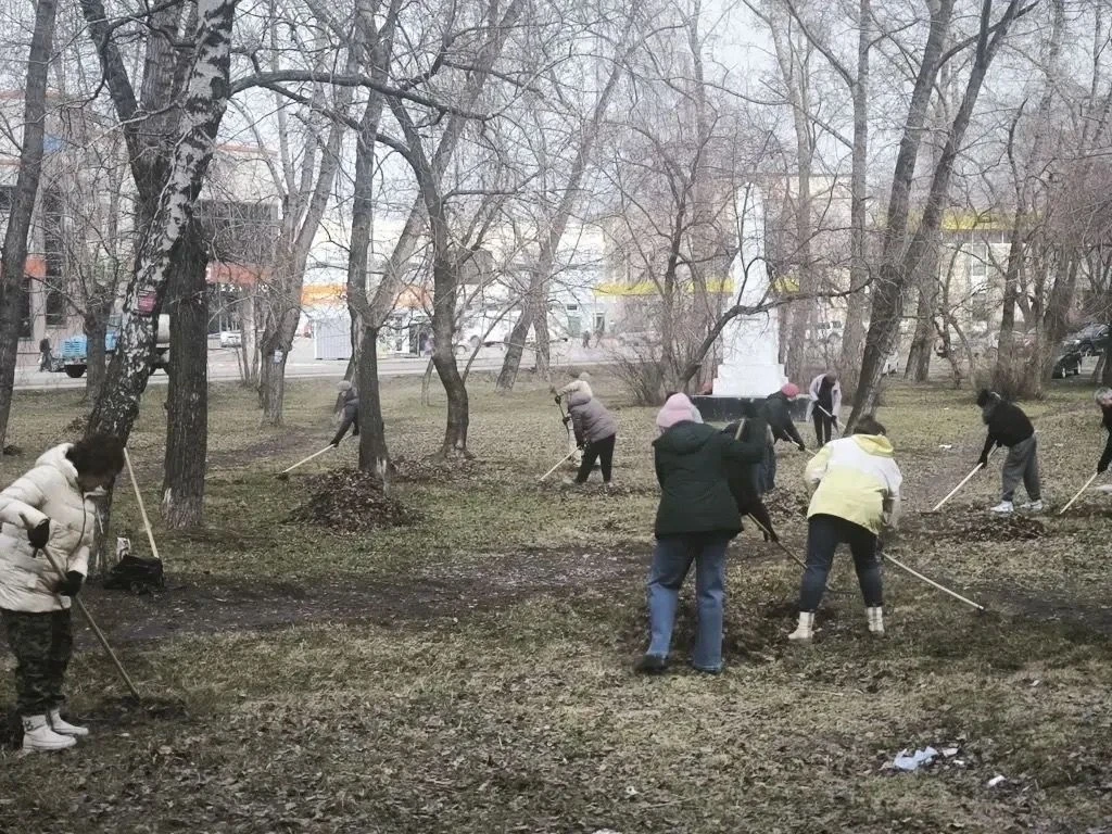 🍂🧹В Бийске полным ходом идут весенние субботники ⁣ В городе активно приводят в порядок общественные 
