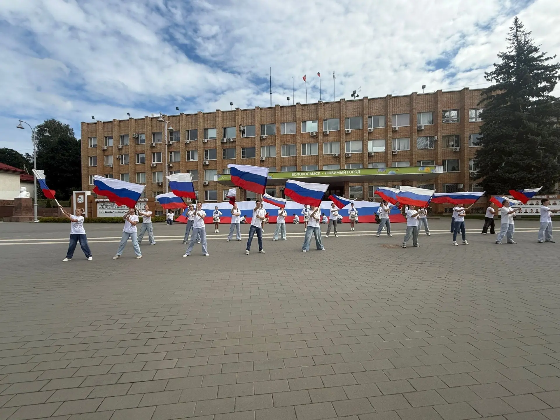 Юнамрейцы, волонтеры и активисты Волоколамского округа приняли участие в акции ко Дню ф...